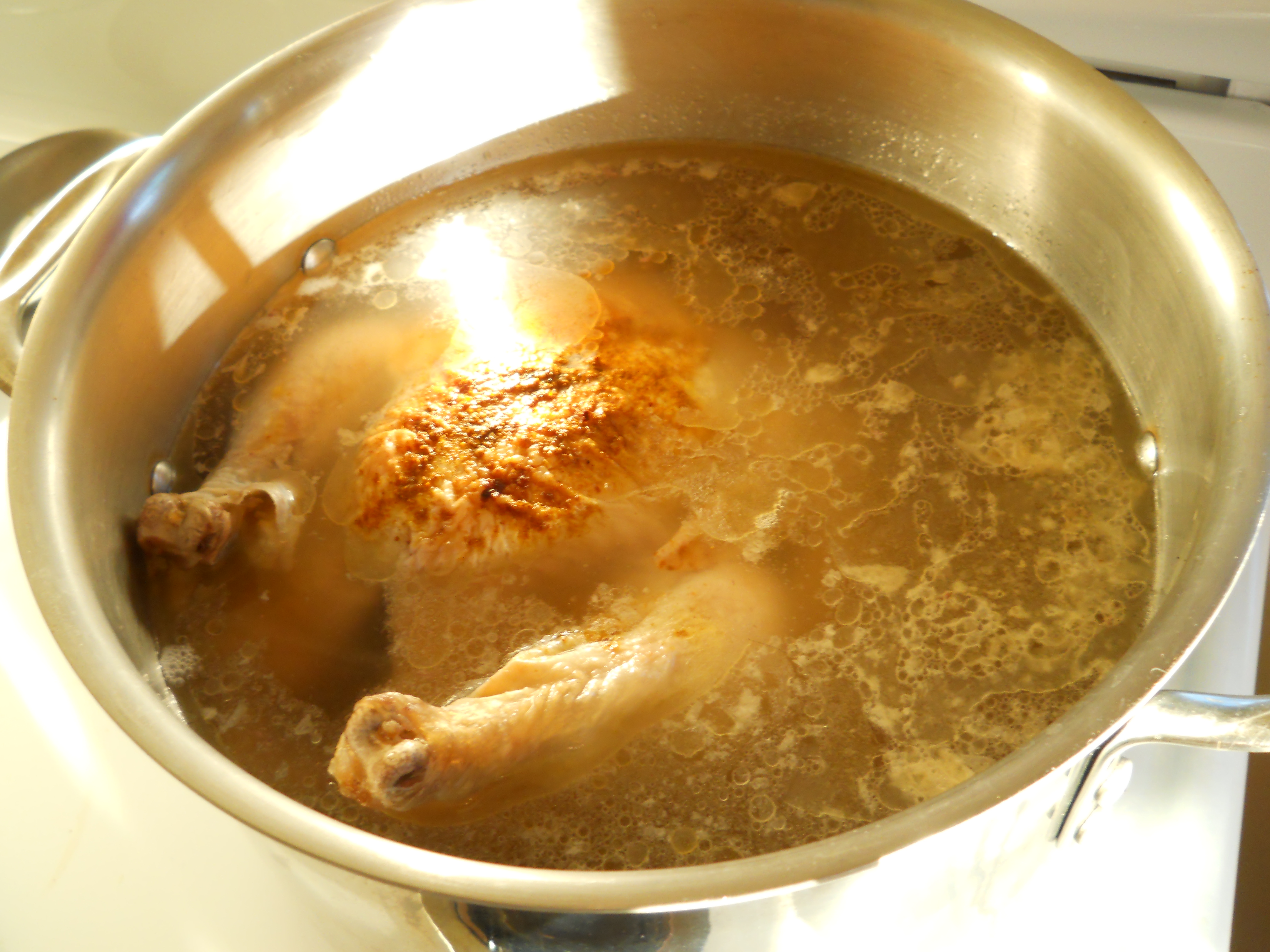 Сколько варить курицу для супа после. Бульон в кастрюле. Бульон с курицей. Курица с бульоном в кастрюле. Куриный бульон в кастрюле.