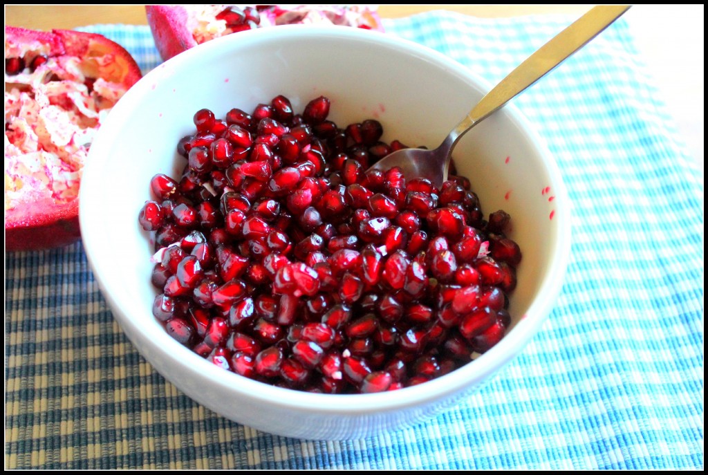 bowl of pomegranate seeds - deseed a pomegranate in less than 5 minutes!