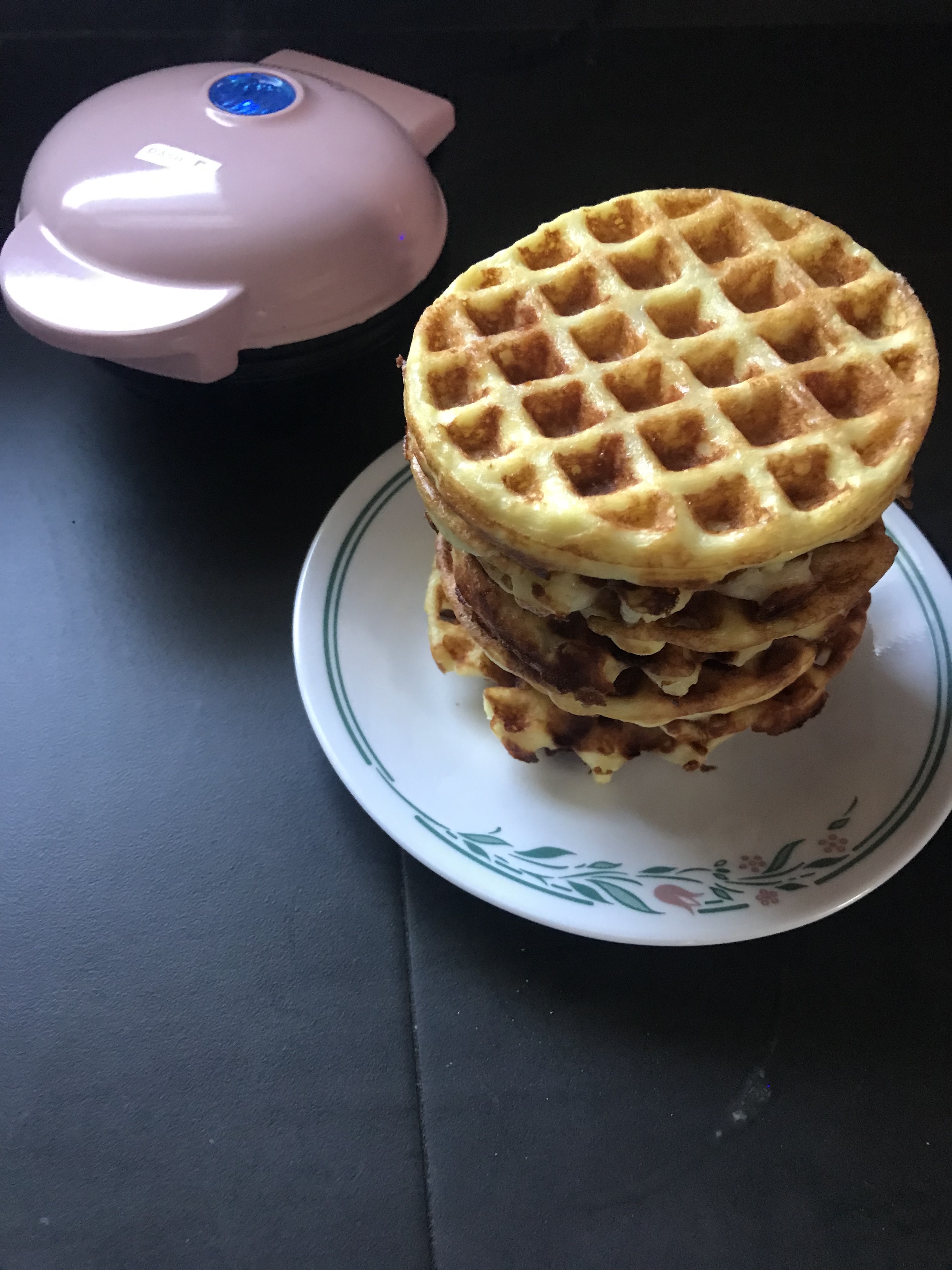 HOW TO MAKE THE PERFECT CHAFFLE / EGG WAFFLES / USING THE DASH MINI WAFFLE  MAKER 